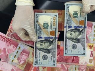 Dolar AS Tertekan Global, Rupiah Melonjak ke Rp16.768 Jelang Rapat The Fed