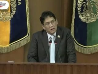 Momen Haru Wisuda UI 2026: Purbaya Yudhi Sadewa Ajak Lulusan Berdiri Hormati Orang Tua