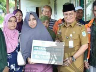 Wali Kota Jambi Salurkan Bantuan Korban Kebakaran The Hok, Siapkan Pemulihan hingga Bantuan Usaha